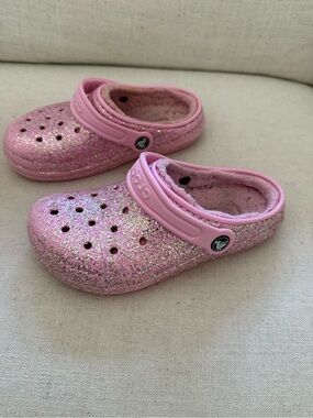 CROCS Kids Glitter Lined Clogs in Pink Size 2